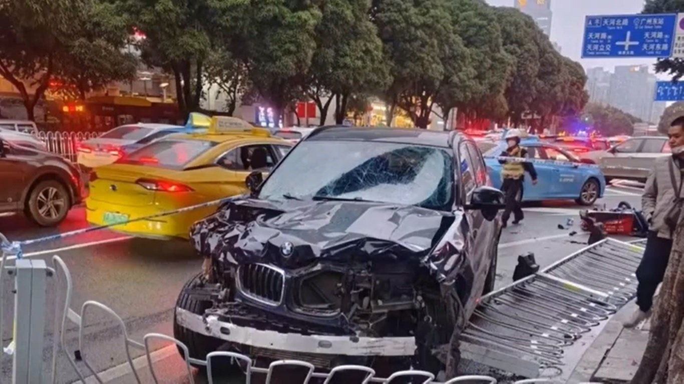 Шофьор се вряза в тълпа в Китай, има петима загинали и 13 ранени (видео)