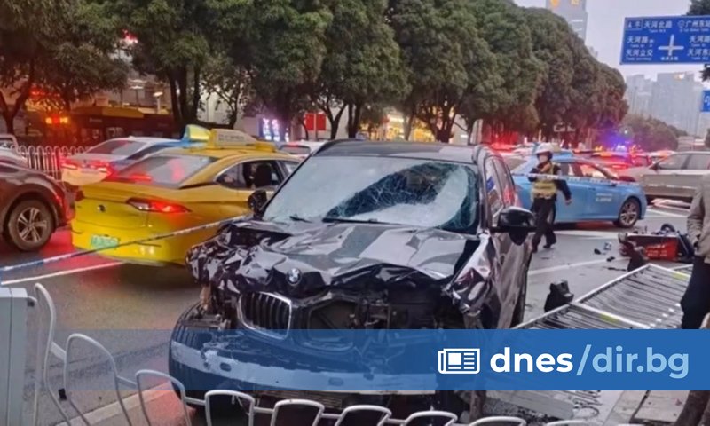 Петима души загинаха, а 13 бяха ранени, след като мъж