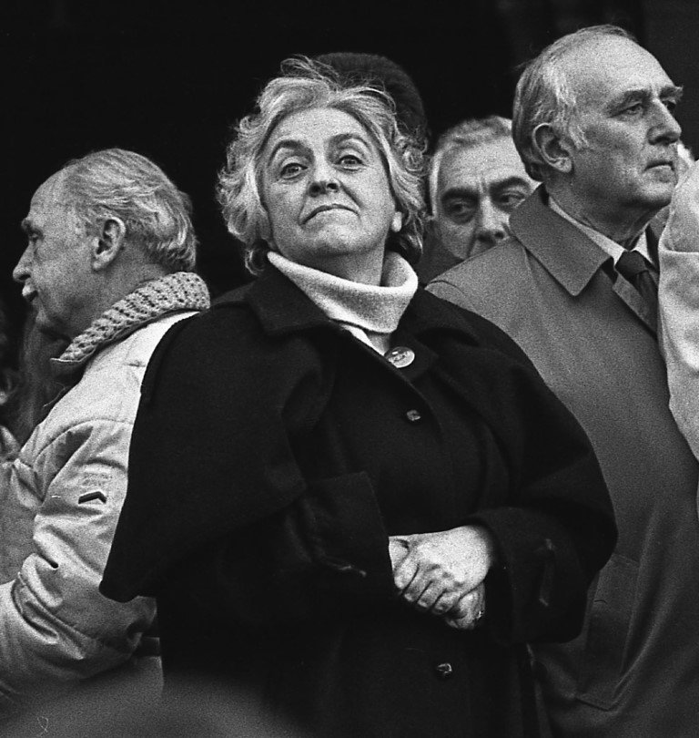 Елка Константинова с с Петър Дертлиев (вляво) и Стефан Савов (вдясно) на демонстрация по случай 1 г. от знаменития митинг на 18 ноември 1989 г.; Снимка: Иван Григоров