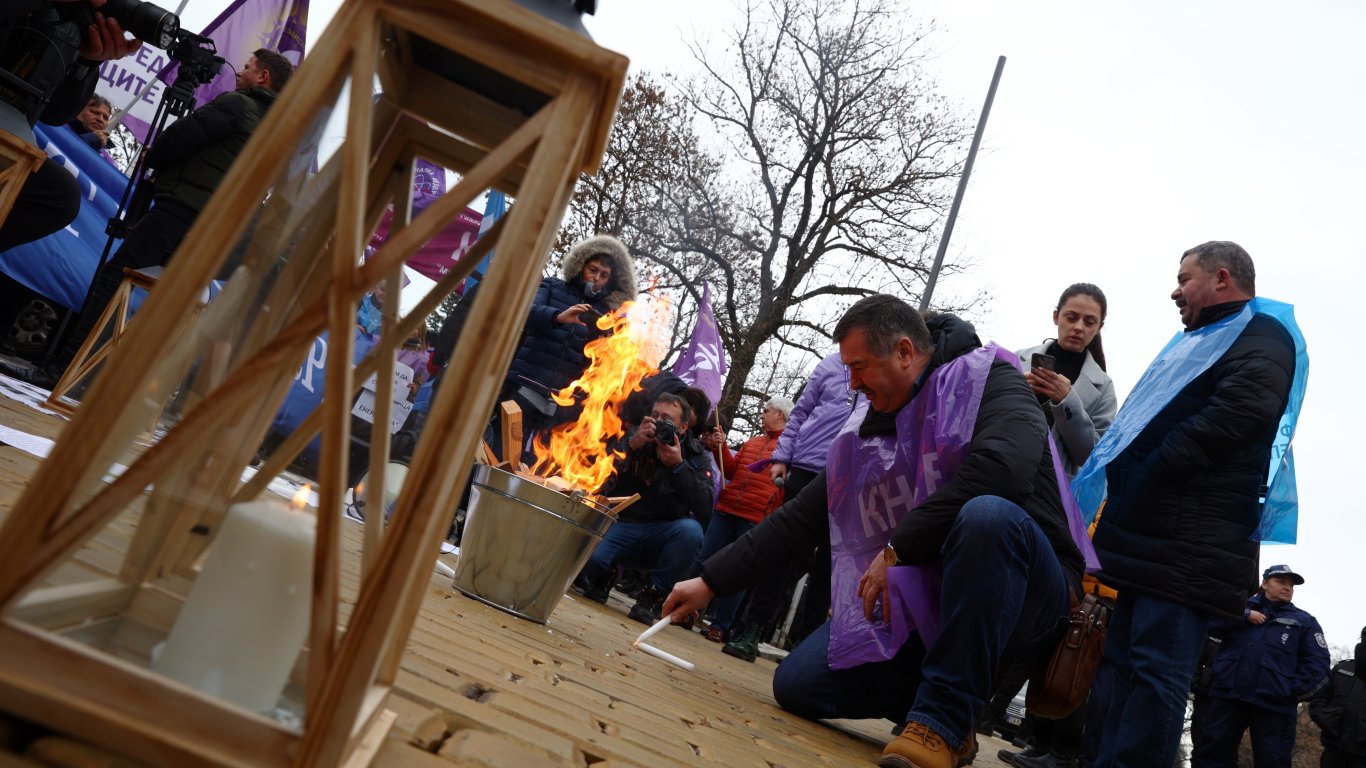 Викове "Браво" от митингуващите енергетици огласиха площад "Александър Невски" (снимки)