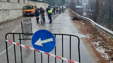 Пътят край Троянския манастир е компрометиран след като част от подпорна стена