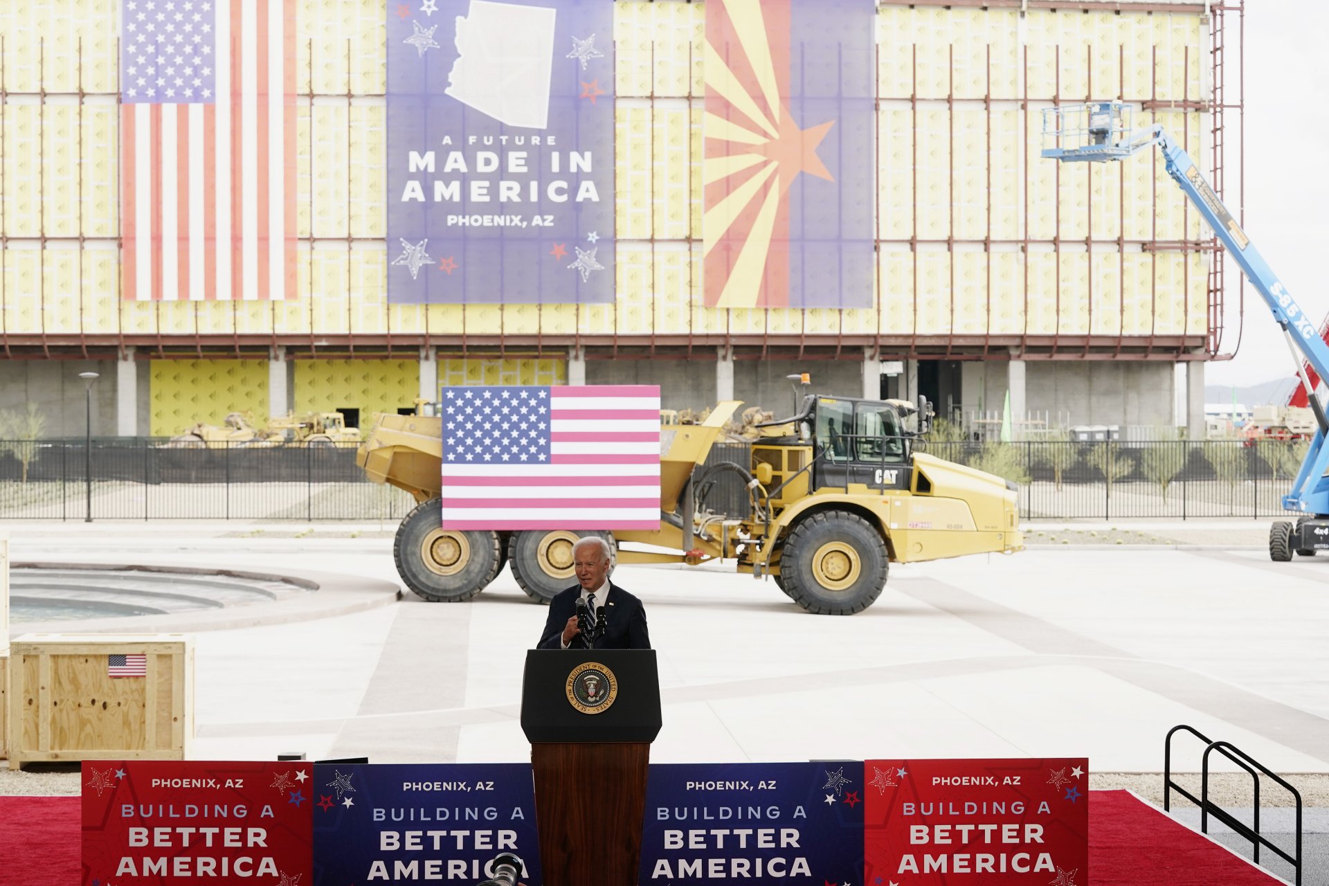 Президентът Джо Байдън изнася реч край строящия се завод за чипове - полупроводници на тайванската компания TSMC във Финикс, щата Аризона, 6 декември 2022 г.