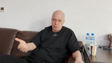 Лидерът на ИТН Слави Трифонов даде кратко интервю пред собствената
