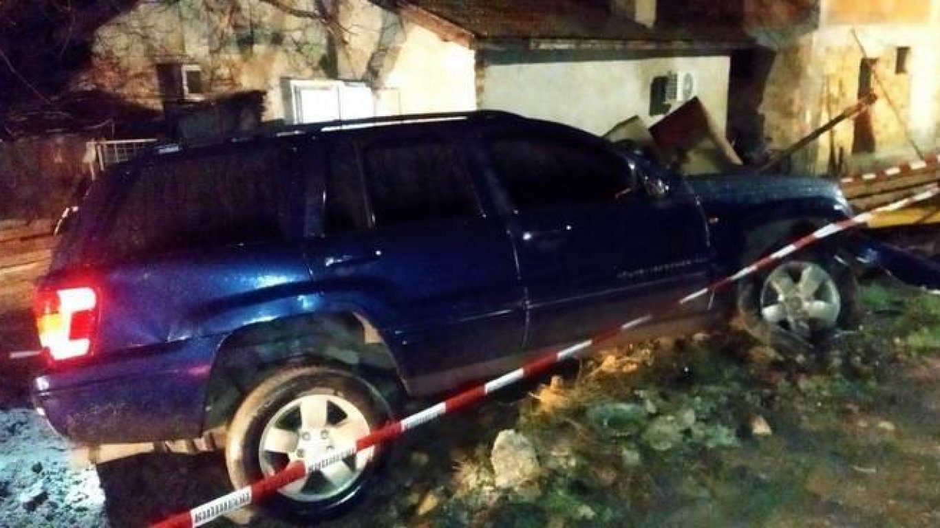 Шофьор на джип блъсна пет коли и автобус след гонка с полицията в Бургас 