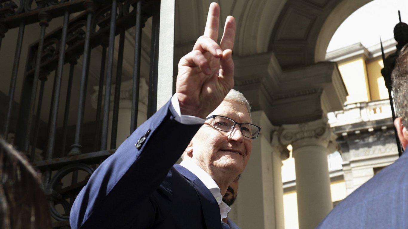Apple намали възнаграждението на боса си Тим Кук с повече от 40% по негово желание