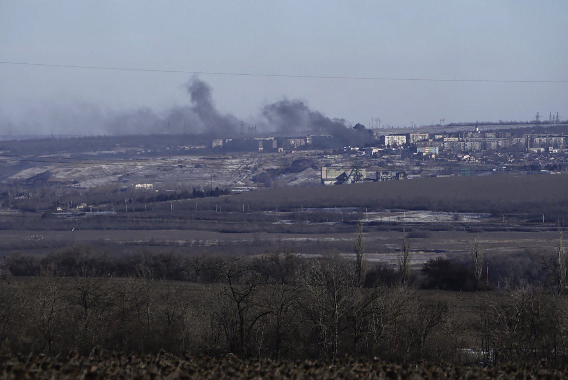 Дим се издига от Соледар, Донецка област, при разменените удари между Русия и Украйна
