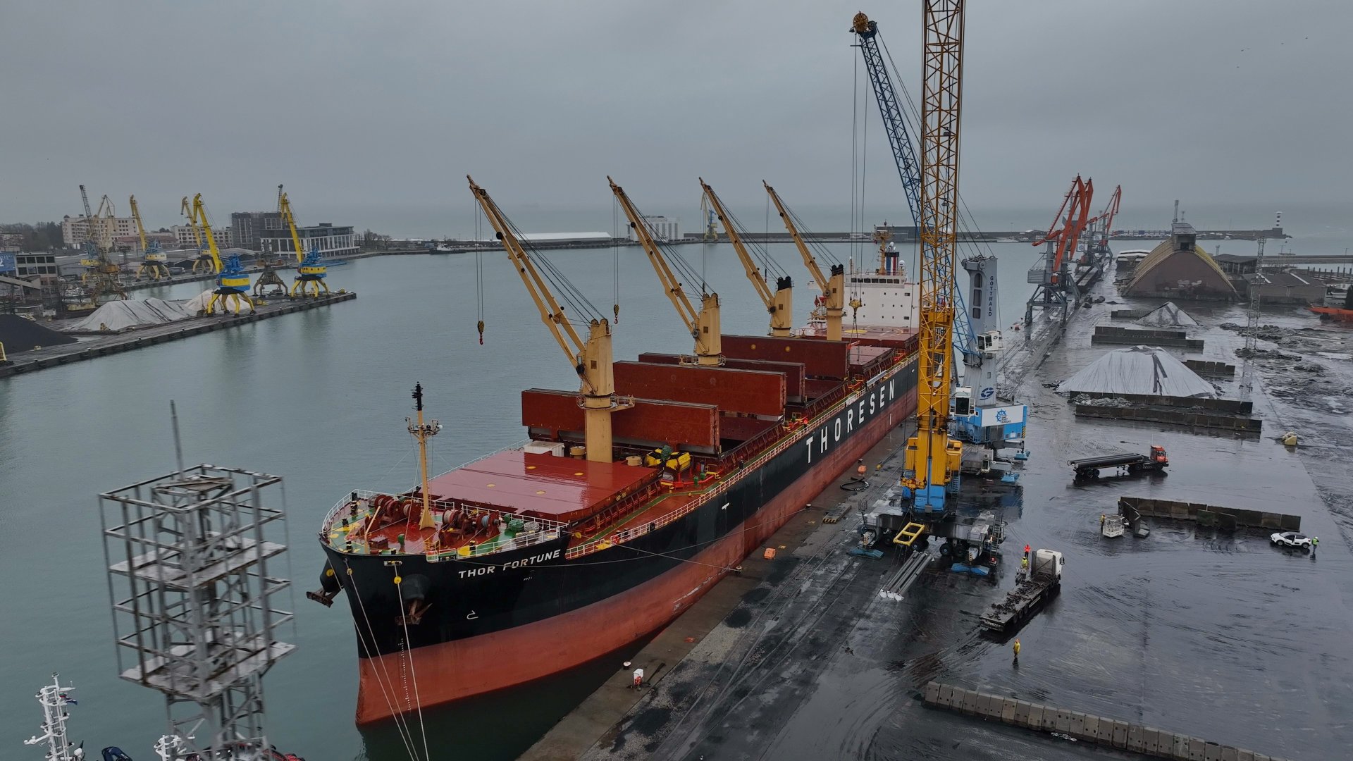 Разтоварване на тръбите за интерконектора България - Сърбия на пристанище Бургас