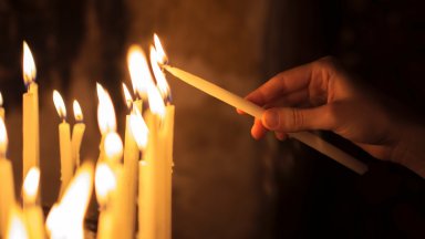 Православната църква почита днес свещеномъченика Харалампий за когото се смята