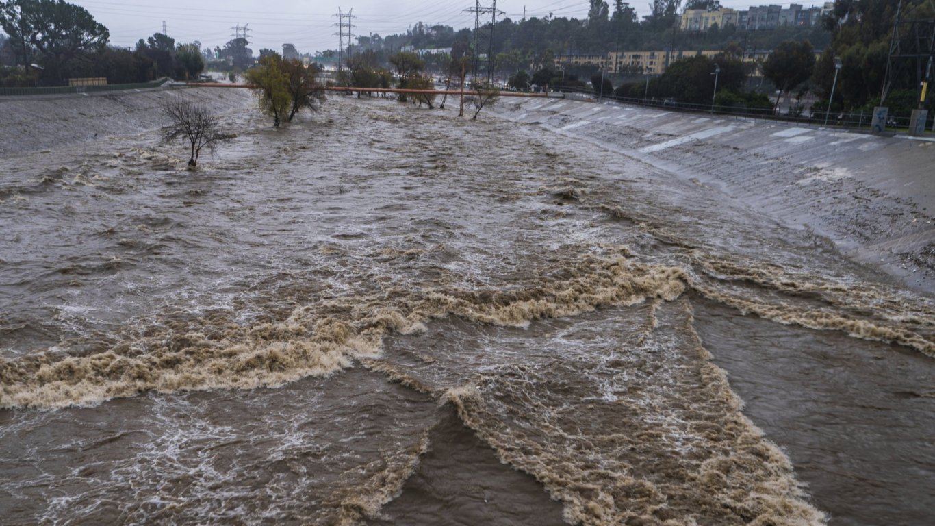 Извънредно положение в Калифорния заради наводненията, в Лос Анджелис е най-тежко