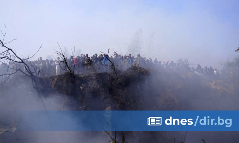 Пътнически самолет със 72 души на борда се разби в