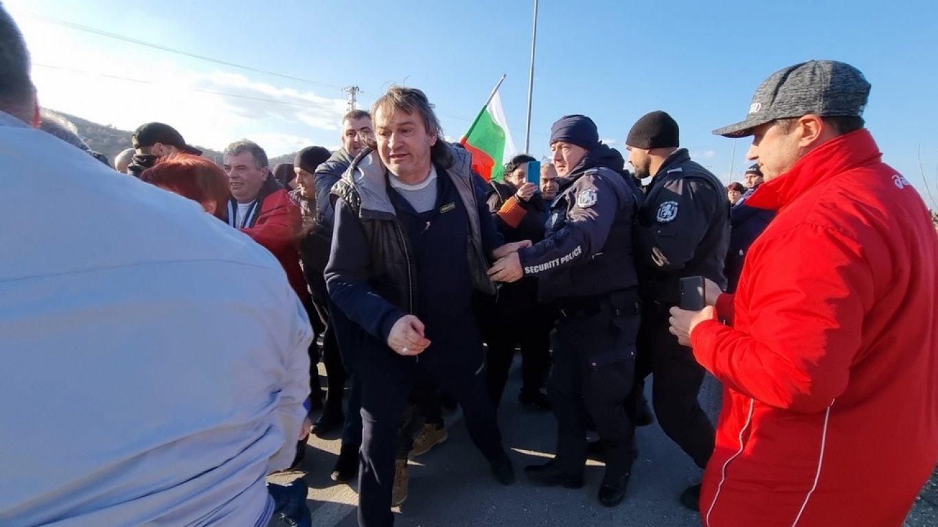 Протест затвори магистрала "Струма" при Благоевград, а след това и главния път Е-79