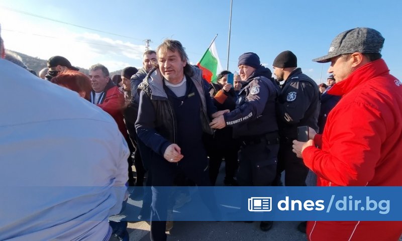 Протестиращи затвориха автомагистрала Струма при Благоевград. Причина за протеста е