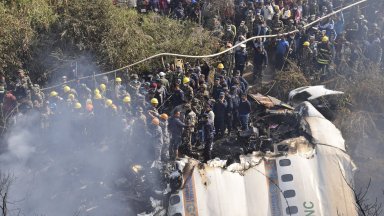 Пътнически самолет със 72 души на борда се разби в