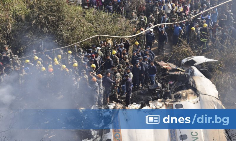 Пътнически самолет със 72 души на борда се разби в