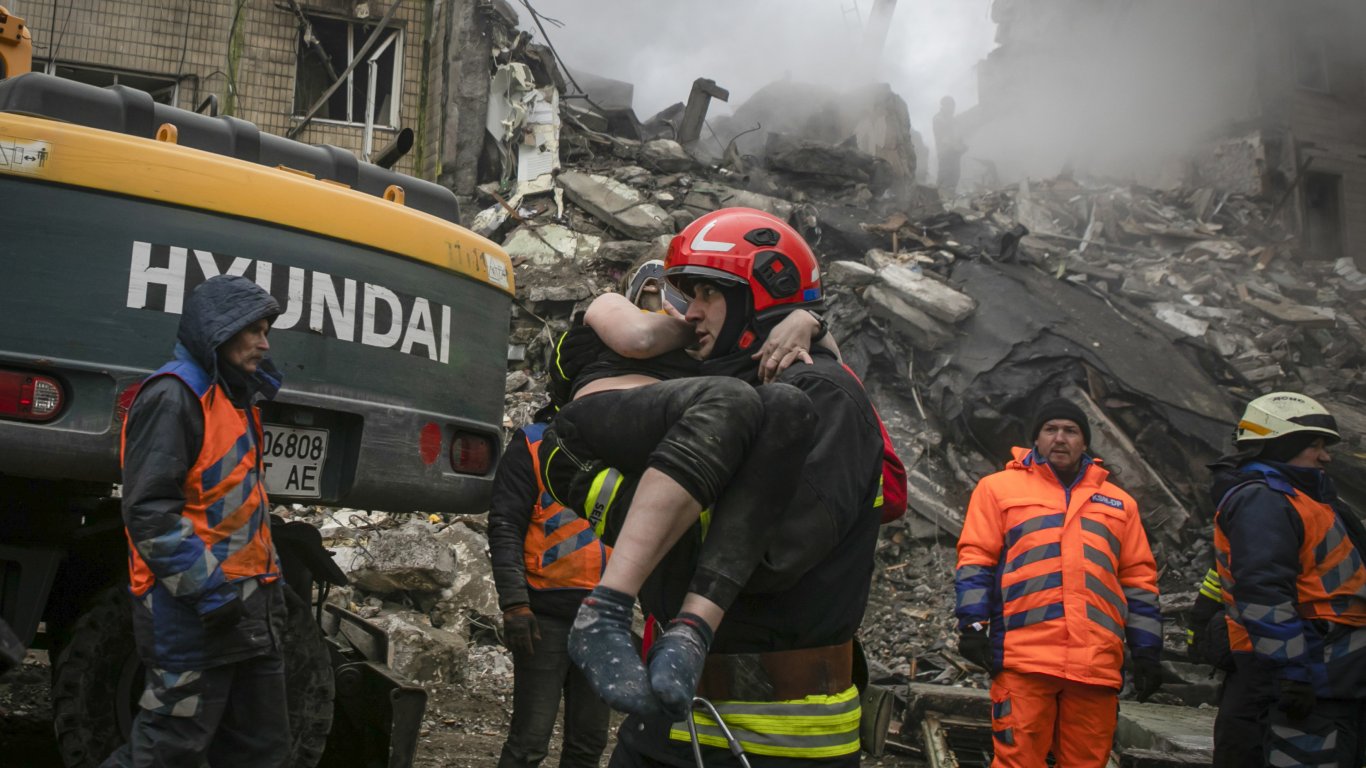 Прекратиха спасителната операция в Днепър след 45 жертви, 20 изчезнали и 80 ранени