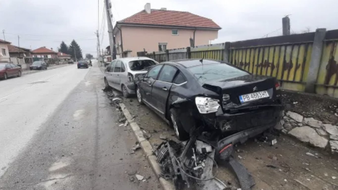 20-годишен без книжка е шофьорът, блъснал стълб и две паркирани коли в пловдивско село