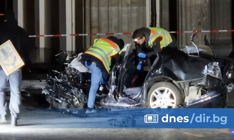 Автомобил се е блъснал в една от колоните на Бранденбургската