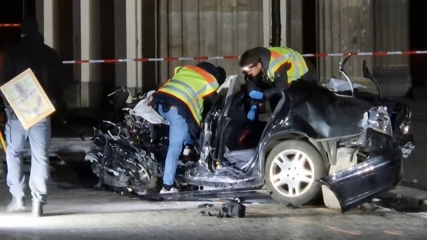 Полски „Мерцедес“ се заби в Бранденбургската врата в Берлин – шофьорът загина (видео)