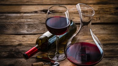Учени обясниха защо червеното вино предизвиква главоболие