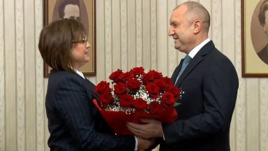 Румен Радев връчи на Корнелия Нинова третия мандат и букет червени рози за РД (видео)