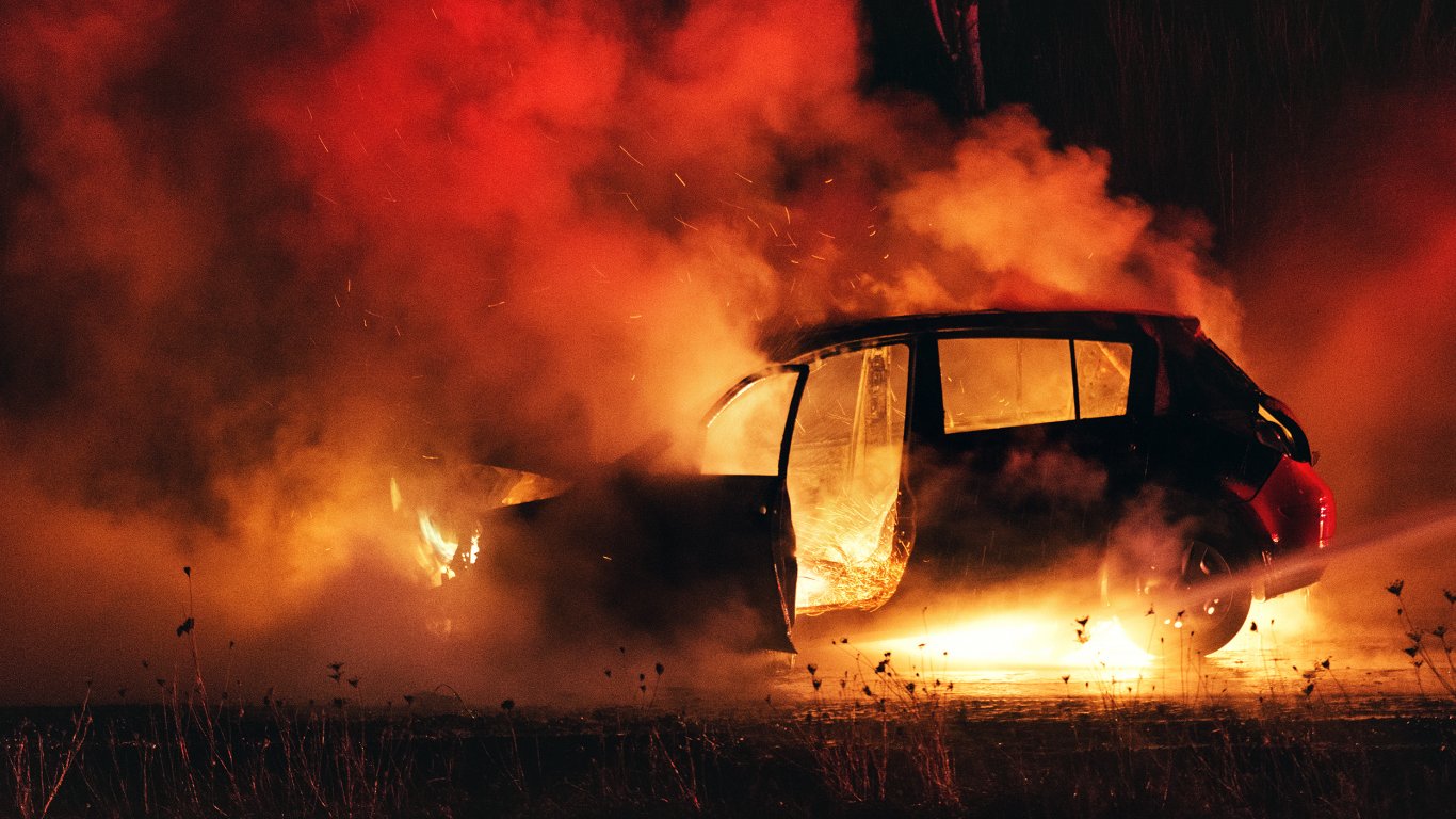 Пиян шофьор удари паркирана кола, след това автомобилът му се запали в движение