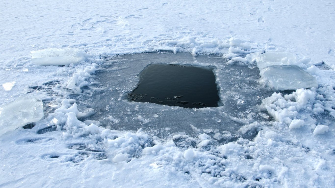 Рибар и синът му потънаха в пропукалия се лед на язовир край Батак, бащата загина