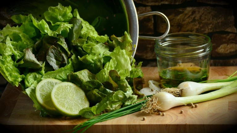Свежи за по-дълго: Как да осигурим комфорт на салатите у дома