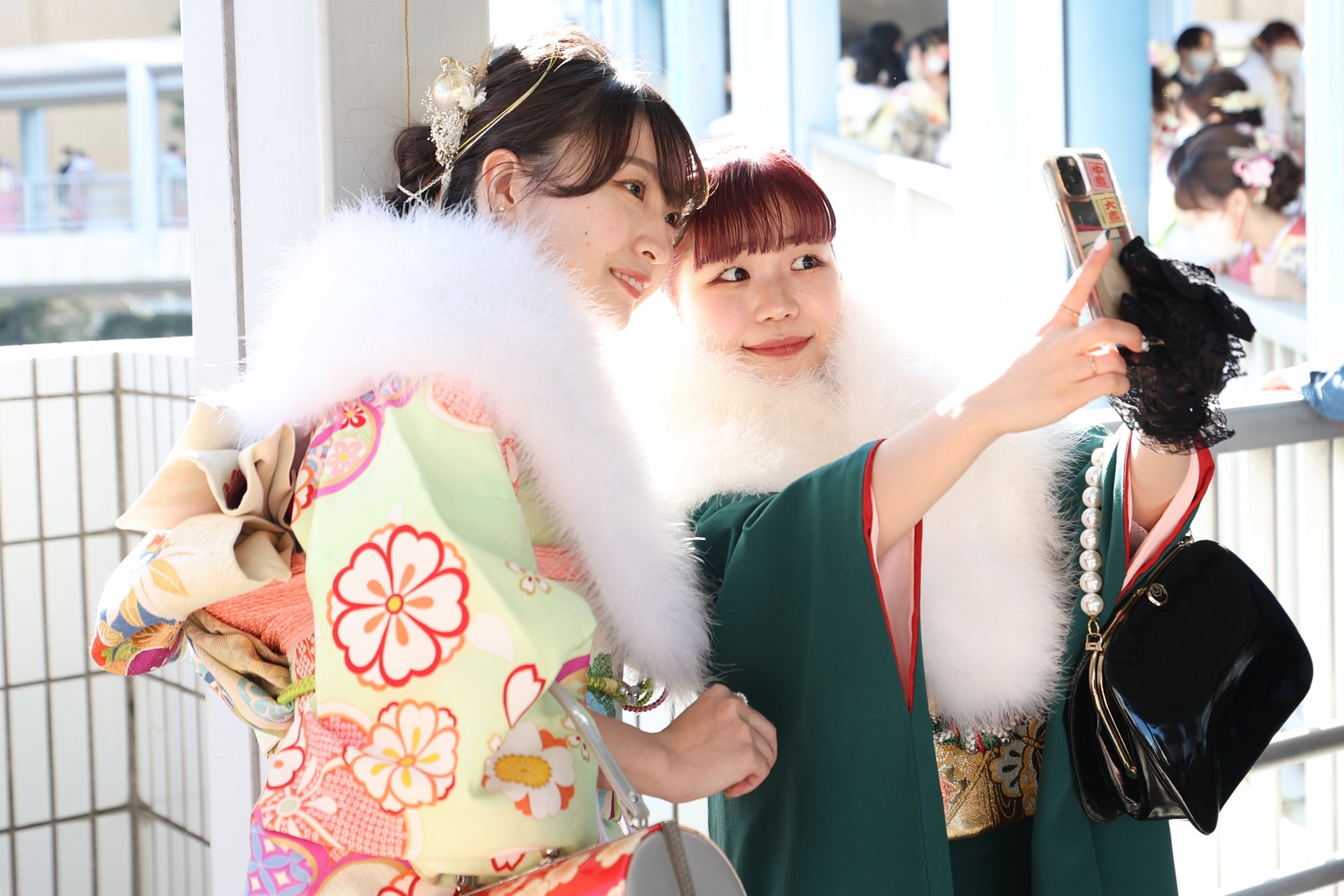 Жени в кимона позират за снимка на 09 януари 2023 г. за да отпразнуват пълнолетието си, което в Япония в продължение на 140 години се отбелязваше на 20. 
