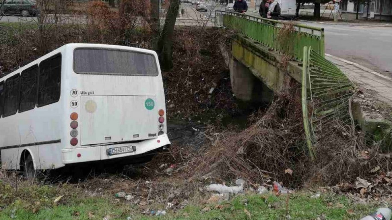 Пътнически автобус падна от мост в река в сливенско село 