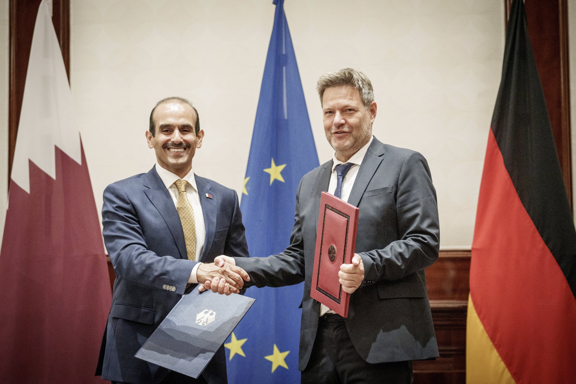 Катарският министър Саад ал Кааби и германският министър на икономиката Роберт Хабек подписаха меморандум за сътрудничество между двете страни на 20 май 2022 г.