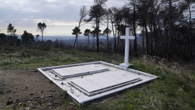 Бившият гръцки крал Константинос беше погребан днес следобед в семейната