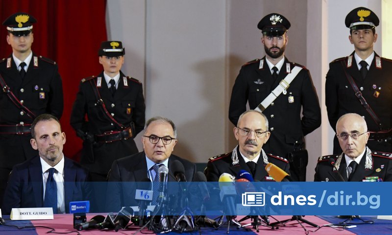 Отляво прокурор Паоло Гуидо, главният прокурор на Палермо Маурицио Де ...