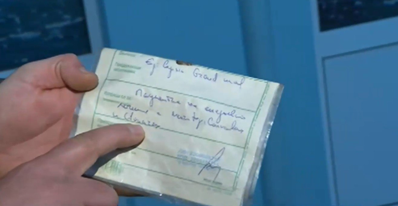 Адвокатът на семейството показва предписаното на момичето лекарство