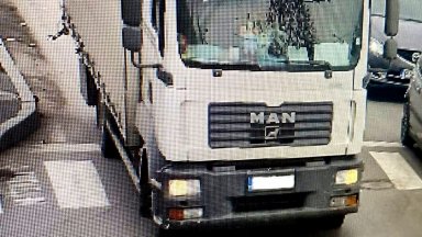 Тежкотоварен камион е блъснал паркирани автомобили скъсал е електрически жици