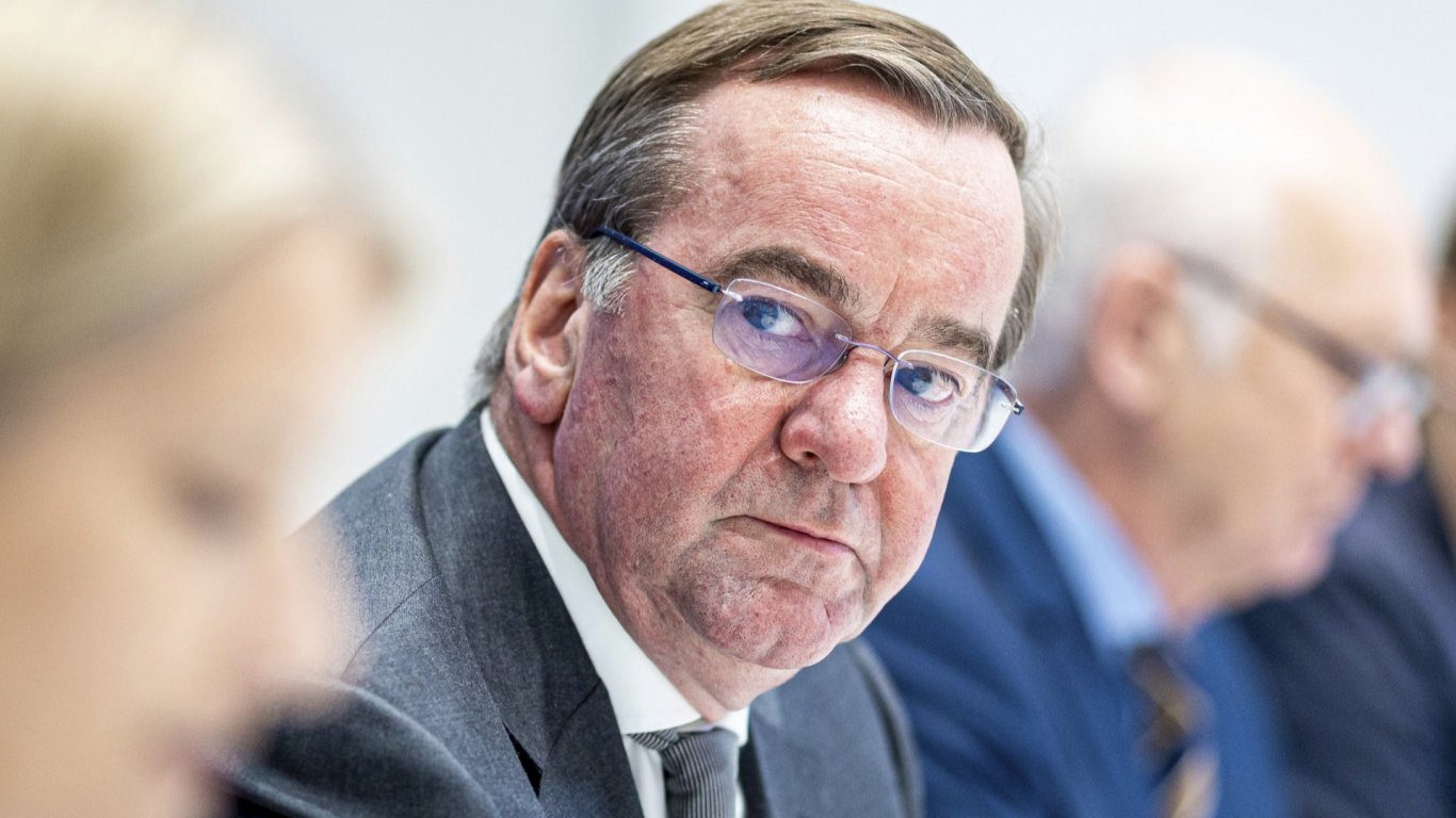 Германия вече има заместник на подалата оставка министърка на отбраната
