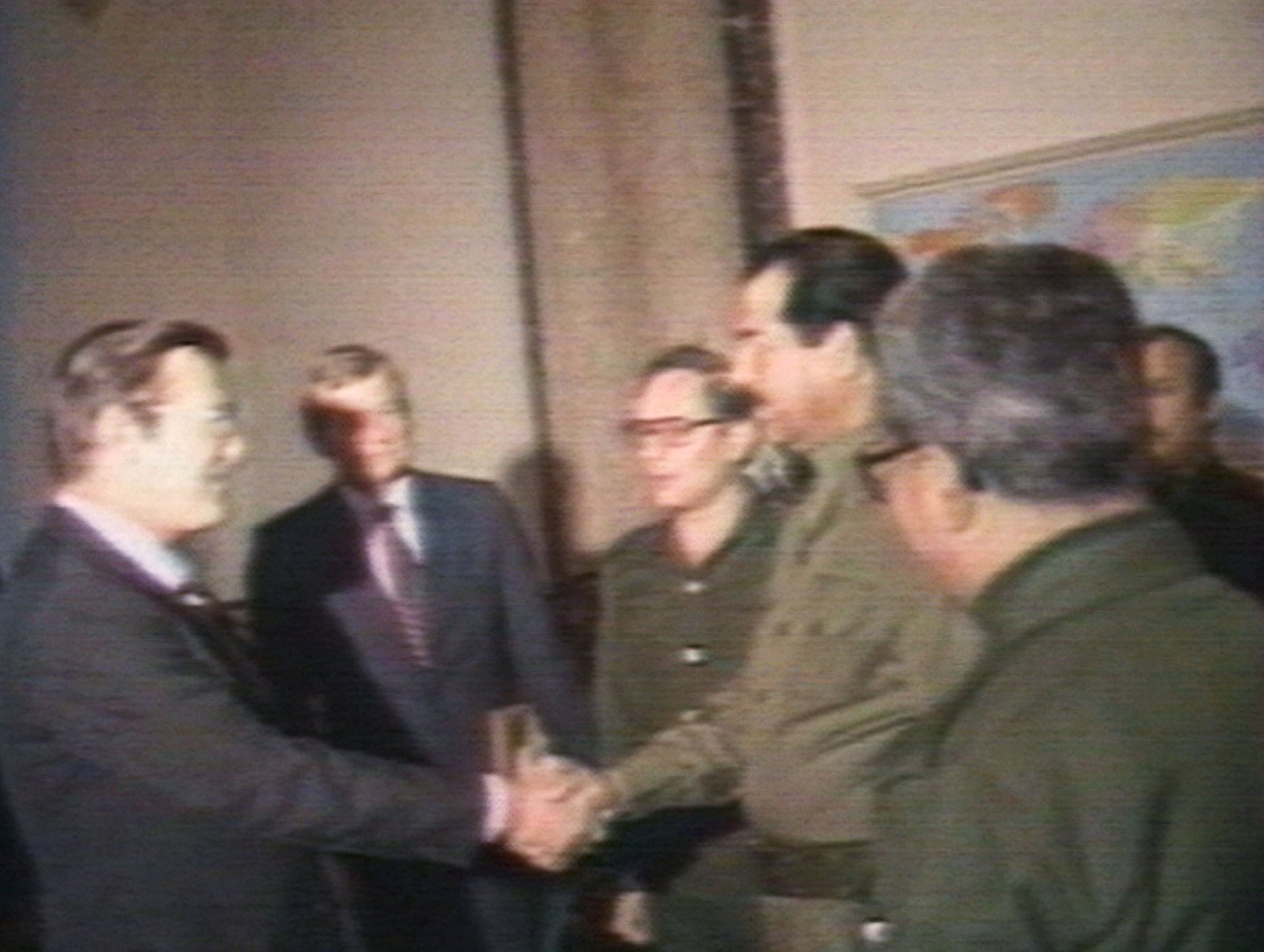 Саддам Хюсеин се сеща с Доналд Ръмсфелд в края на 1983 година и си осигурява подкрепата на САЩ. Диктаторът получава огромни помощи и от СССР