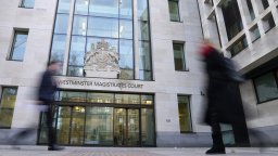 Чрез видеовръзка: Британски съд остави в ареста задържаните за шпионаж българи