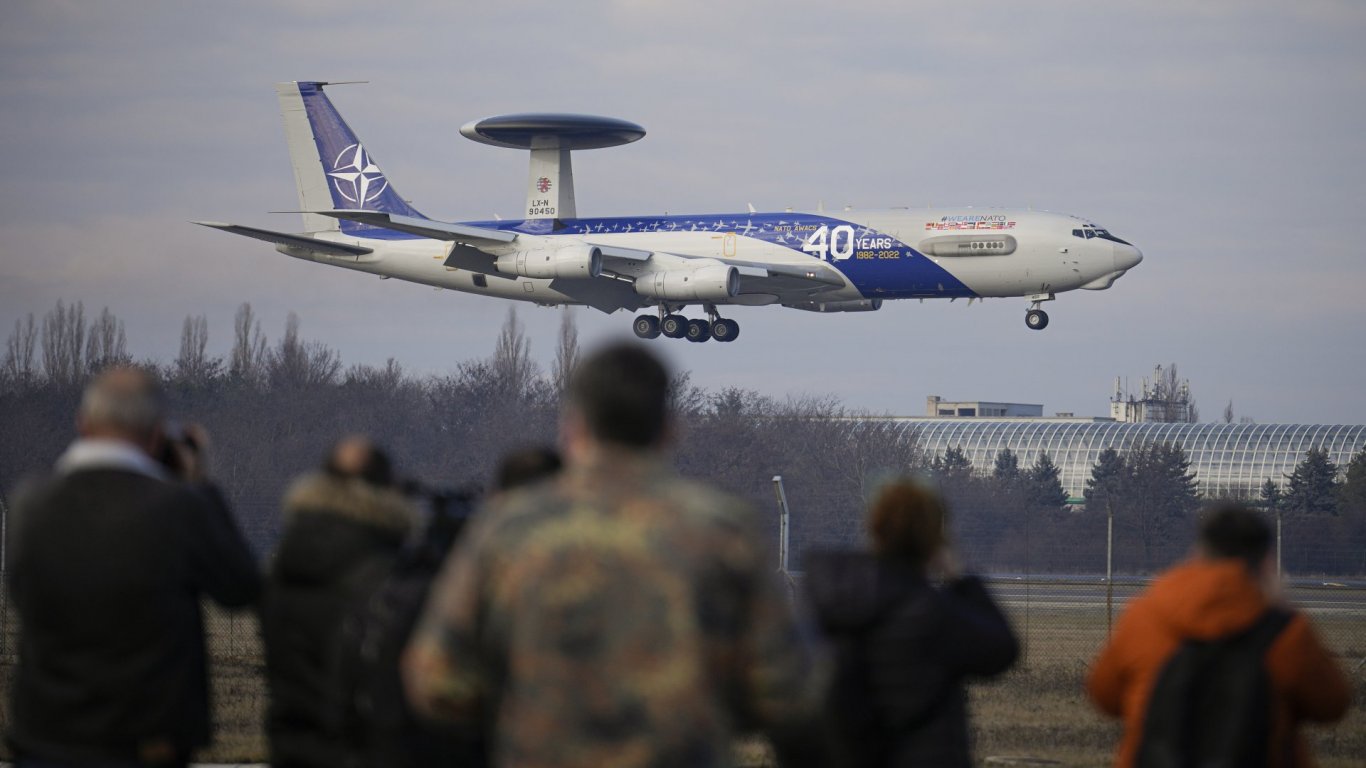 НАТО разположи самолети АУАКС в Румъния, ще наблюдава отблизо руските маневри (снимки)
