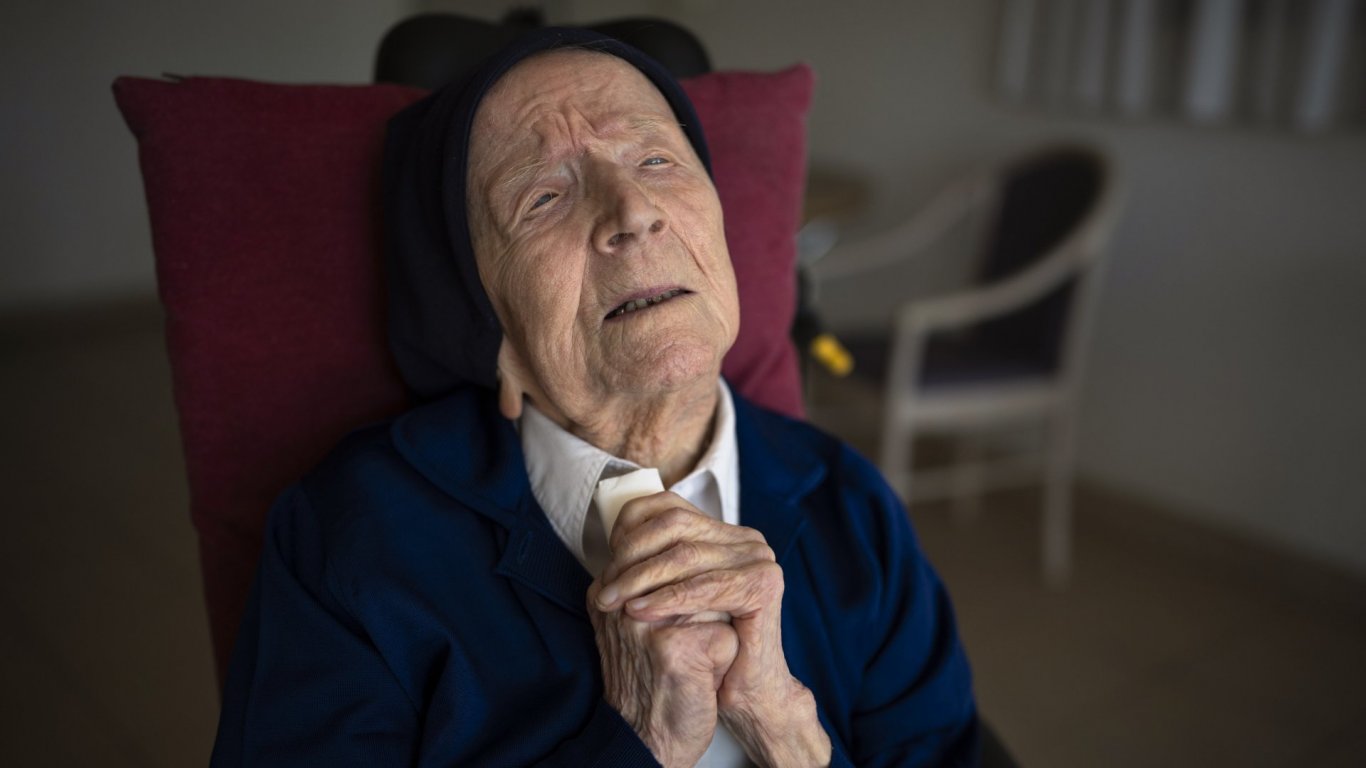 На 118-годишна възраст почина сестра Андре, най-възрастният човек в света