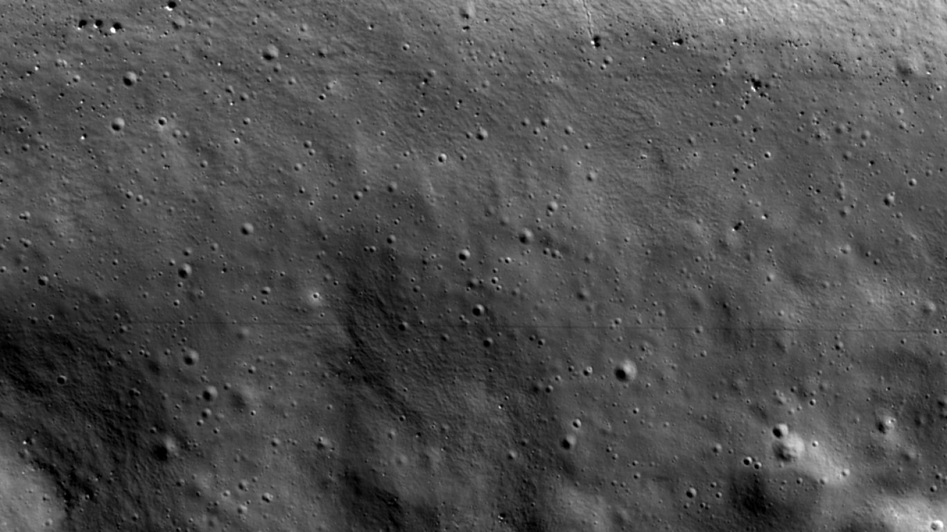 Нов сателит може да види лунните кратери, скрити в пълен мрак