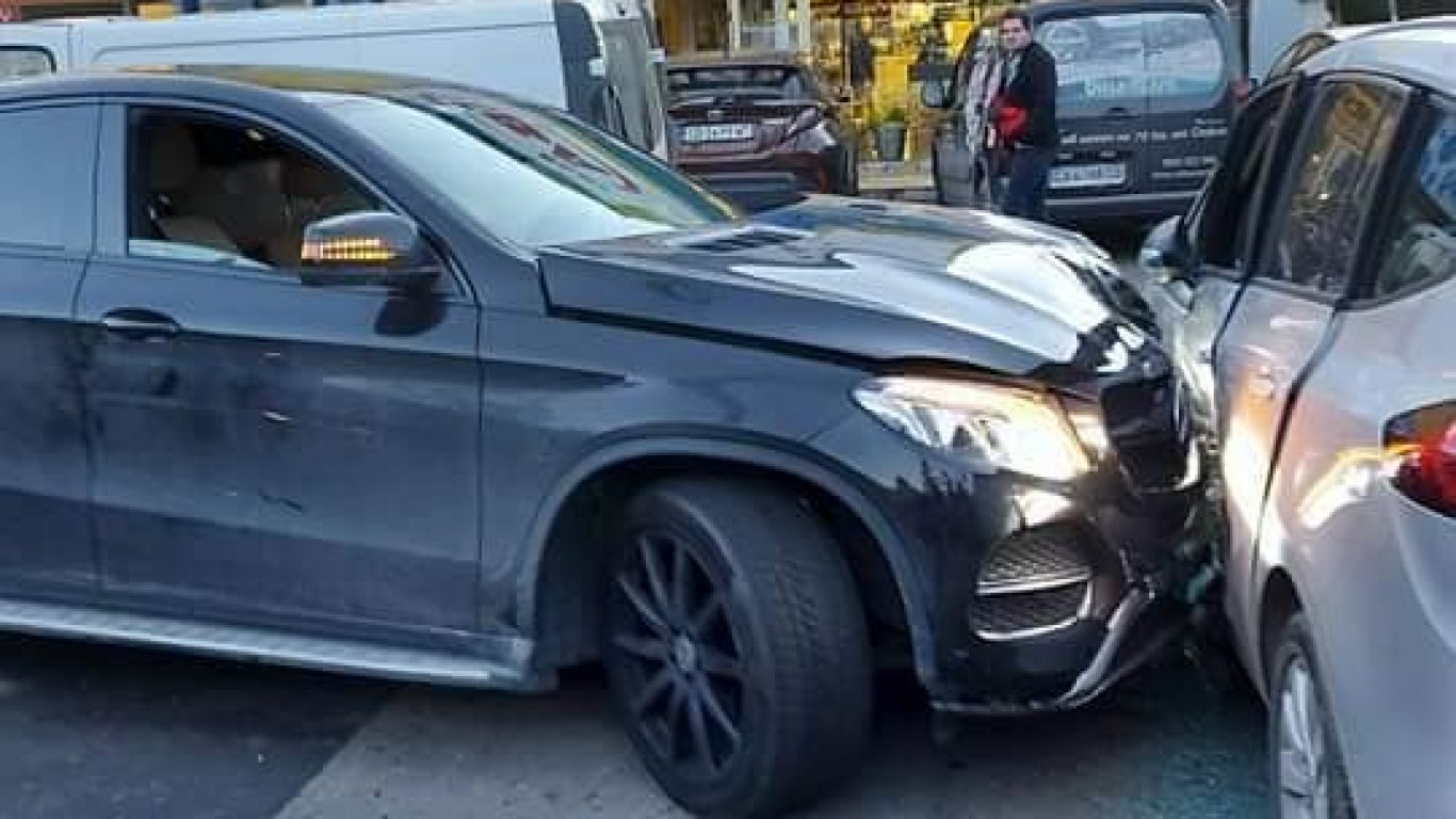 Младеж без книжка опита да избяга от полицаи и удари 2 коли на бул. "Черни връх" в София (снимки)