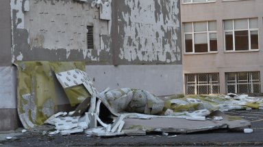 Ураганният вятър който на места достига скорост от над 100