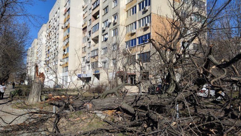 Оранжев код за бурен вятър, но няма отмяна на полети от летище София