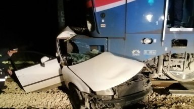 Товарен влак смачка колата на пиян шофьор, загасена на жп прелез край Шумен