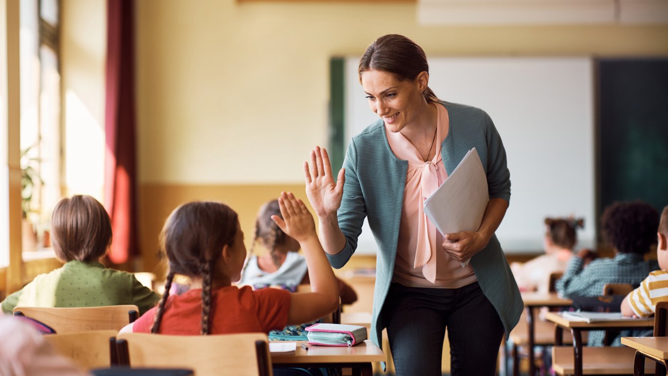 Ако учителите искат да овладеят класната стая, не трябва да се държат прекалено строго