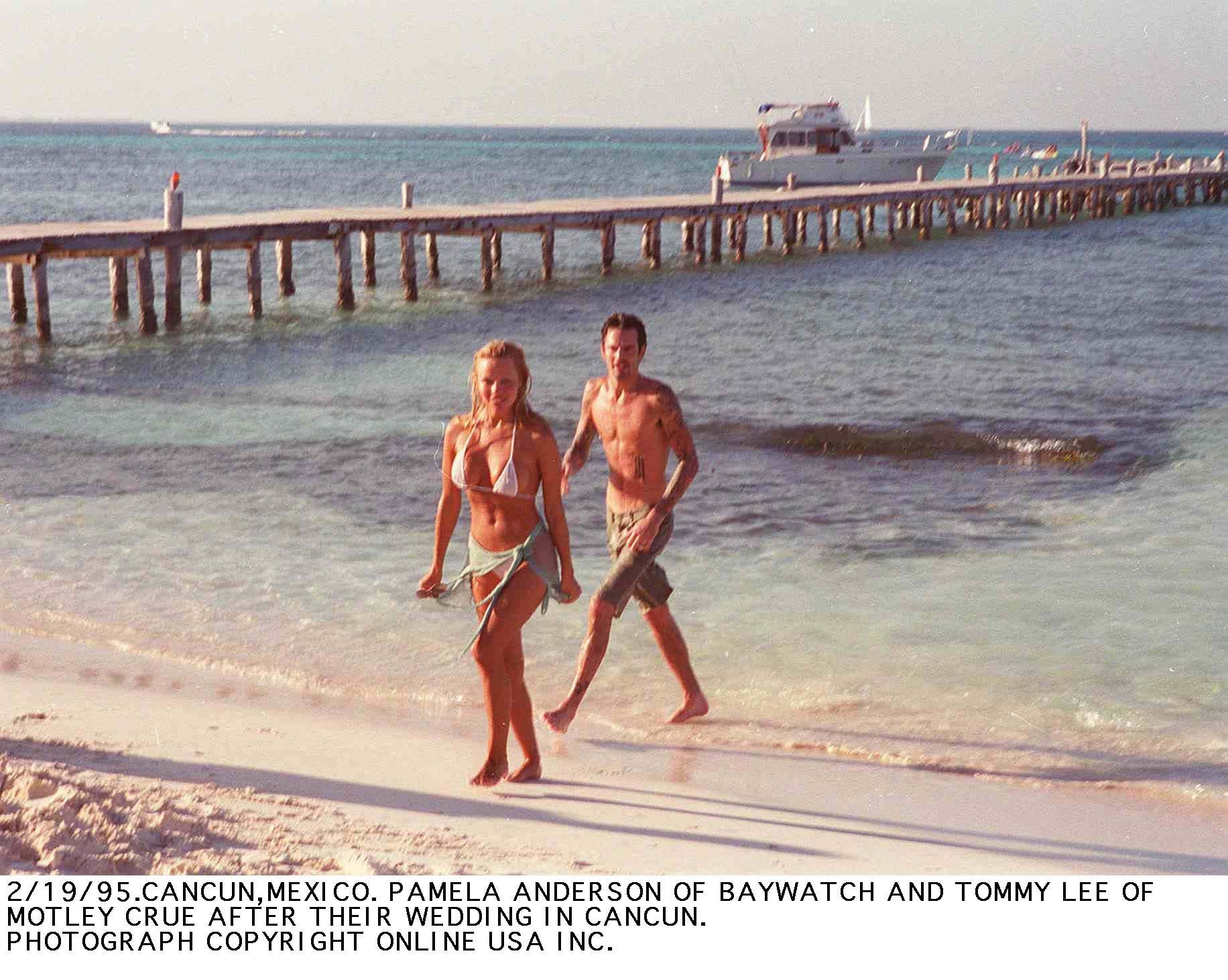 На плажа след сватбата им в Канкун, Мексико, февруари 1995 г.