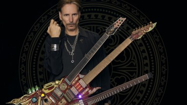 Виртуозът Стив Вай ще свири в България през април с уникална тройна китара