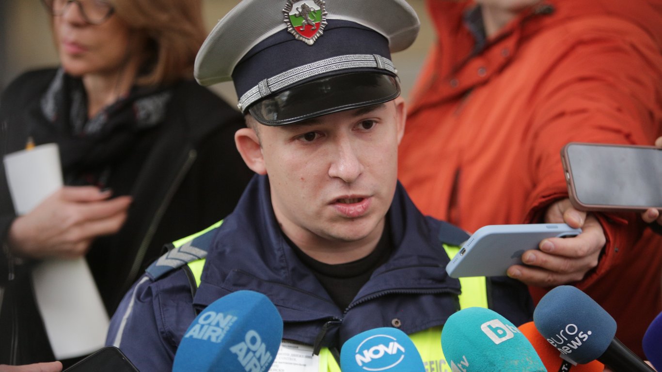 Полицаят, неприел подкуп от 10 000 евро, за трети път отказва пари от нарушители (видео)
