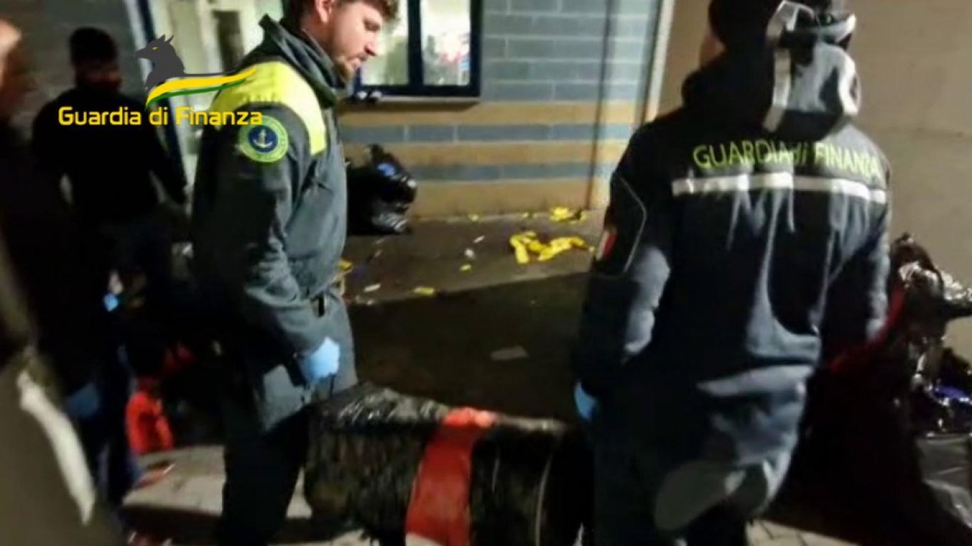 Италианската полиция залови 1 тон кокаин, укрит в търговски кораб (снимки/видео)