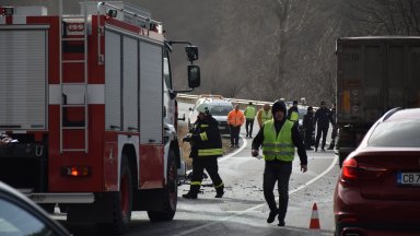 40 годишна жена загина след сблъсък между лек автомобил и камион на пътя